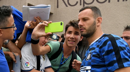 Inter, l'entusiasmo dei tifosi in ritiro: quanti selfie per Handanovic e Murillo!