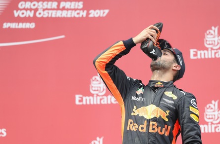 F1, Ricciardo ancora sul podio: beve champagne dalla scarpa
