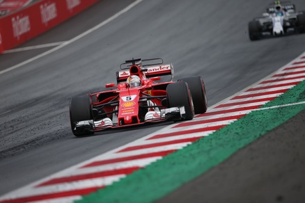 F1, sorpasso Vettel: titolo a 1,80, Hamilton insegue