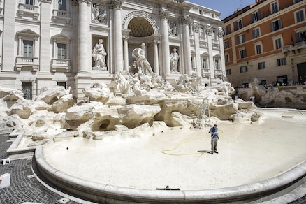 Lo spettacolo della Fontana di Trevi! Senza acqua e senza turisti