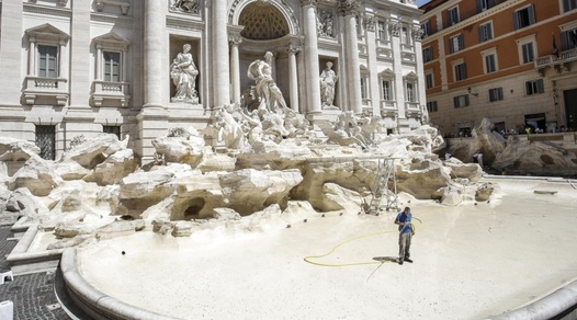 Lo spettacolo della Fontana di Trevi! Senza acqua e senza turisti