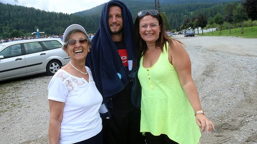 Napoli, sessione di autografi per Mertens, Reina e Giaccherini