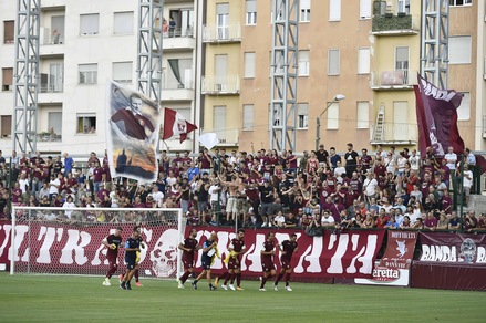 Torino, cori e fumogeni per il primo allenamento allo stadio Filadelfia