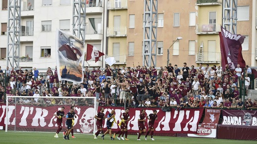 Torino, cori e fumogeni per il primo allenamento allo stadio Filadelfia