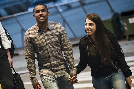 Juventus, Douglas Costa sbarca a Torino con la moglie