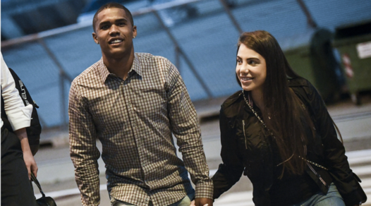 Juventus, Douglas Costa sbarca a Torino con la moglie