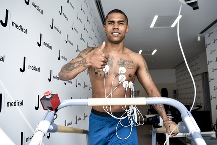 Douglas Costa, visite al J Medical
