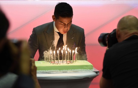 Bayern Monaco, buon compleanno James Rodriguez! Presentazione con la torta