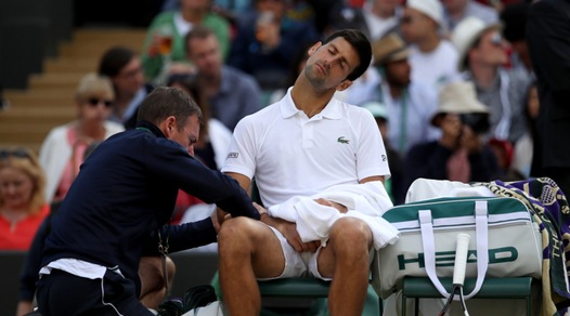 Wimbledon: Djokovic si ritira, Federer unico "grande" in semifinale