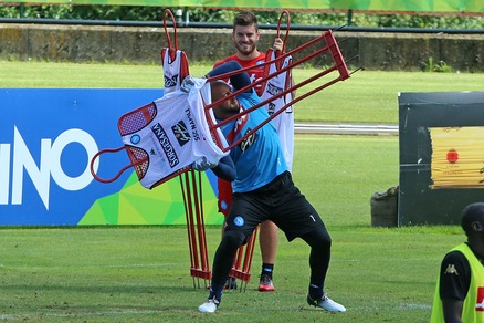 Napoli, Reina gioca con le sagome