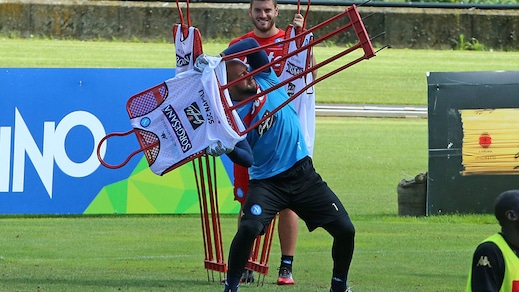 Napoli, Reina gioca con le sagome