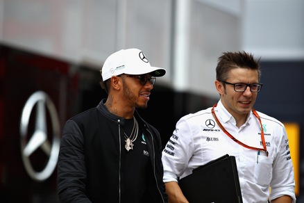 F1, Hamilton dà buca allo show di Londra per un party