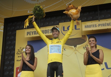 Tour de France, Aru si veste di giallo: è leader della corsa