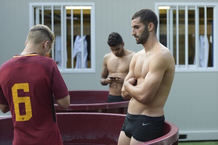 Roma, Gonalons si rilassa dopo l'allenamento
