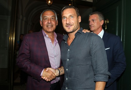 Roma, la stretta di mano tra Totti e Pallotta