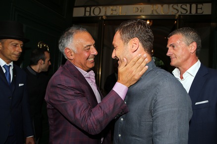 Roma, Totti stringe la mano a Pallotta: «Presto sarò dirigente». A Trigoria Nainggolan