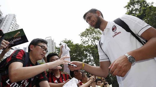 Il Milan sbarca in Cina: che entusiasmo per Donnarumma e compagni!