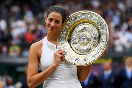 Tennis, Garbine Muguruza alza il trofeo sul prato verde di Wimbledon: è lei la regina