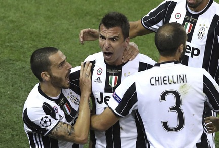 Juventus, Mandzukic: «Minacce Bonucci ad Alves? Ecco la mia verità»