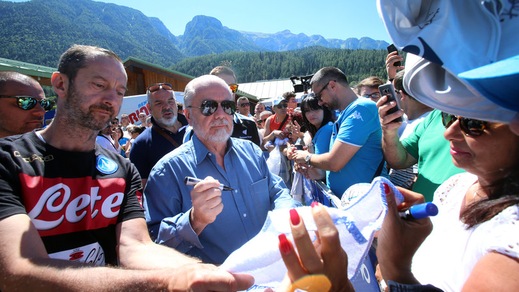 Napoli, tifosi in delirio per De Laurentiis a Dimaro