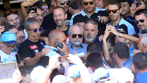 Napoli, De Laurentiis in mezzo ai tifosi: «Una meraviglia!»