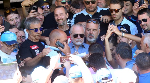 Napoli, De Laurentiis in mezzo ai tifosi: «Una meraviglia!»