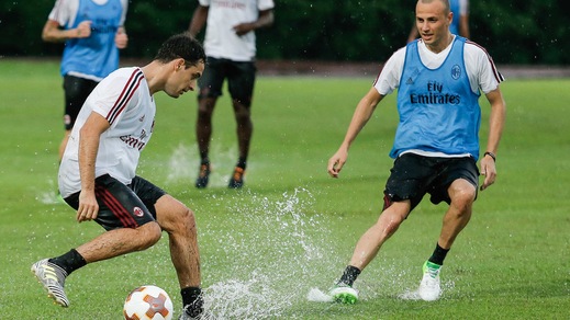 Milan, allenamento sotto il diluvio in Cina