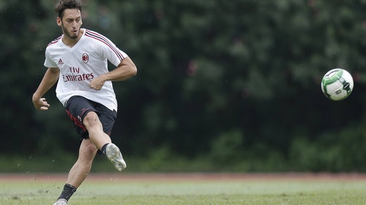 Calhanoglu: «Milan da scudetto? Pensiamo a tornare in Champions»