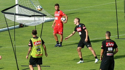 Napoli, nuovo allenamento di Sarri: a canestro si va di testa!