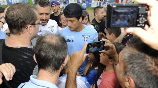 Lazio, che festa in ritiro con i tifosi!