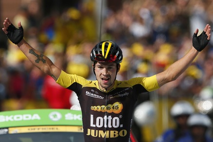 Tour de France: Roglic vince la tappa, Aru scende dal podio