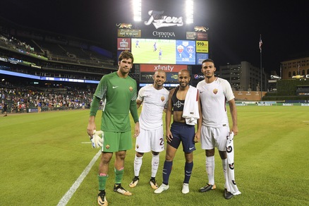 Roma-Psg, esordio per la seconda maglia. E quella foto con Lucas...