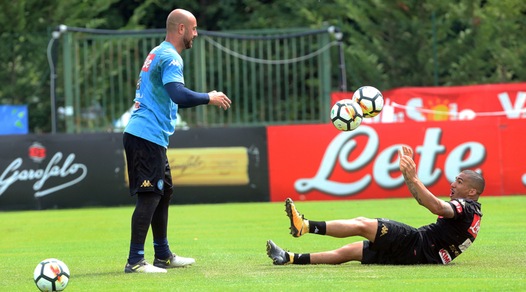 Napoli, Reina allena Allan in porta