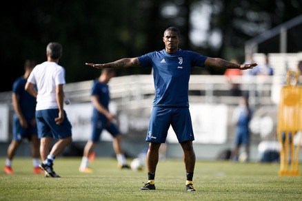 Juventus: Dybala sorride, Douglas Costa determinato