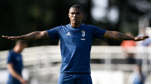 Juventus: Dybala sorride, Douglas Costa determinato