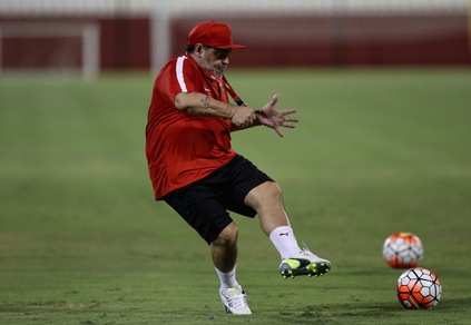 Maradona: vita da allenatore, ma non resiste alla voglia di calciare...