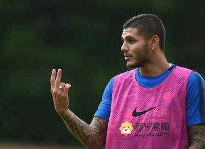 Icardi in campo con i compagni