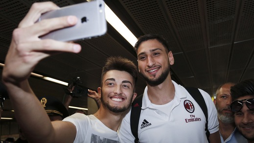 Il Milan parte per Craiova, quanti selfie per Donnarumma