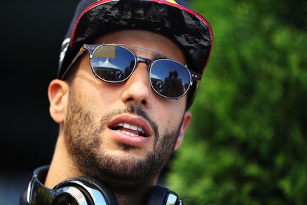 F1 Red Bull, Ricciardo: «Aspetto le scuse di Verstappen»