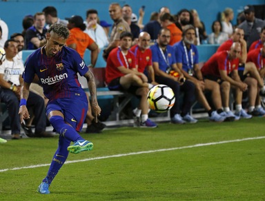 Neymar, visite mediche domani con il Psg? Il papà intanto è tornato a Barcellona