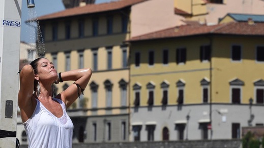 "Mangiate tanta frutta", c'è Lucifero: il gran caldo arriva in Italia