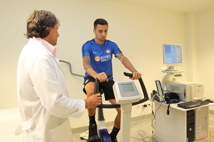 Visite mediche per Vecino, le prime immagini con la maglia dell'Inter