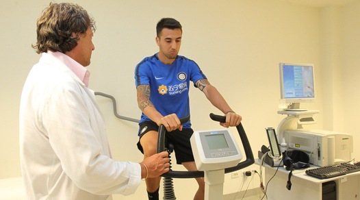 Visite mediche per Vecino, le prime immagini con la maglia dell'Inter
