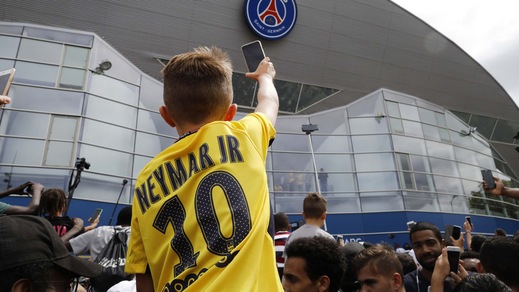Psg: fila ai negozi per acquistare la nuova maglia di Neymar