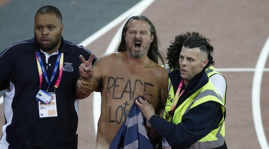 Fuori programma ai Mondiali di atletica: invasione in pista di un uomo nudo