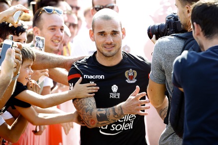 Sneijder, delirio dei tifosi per il primo allenamento con il Nizza