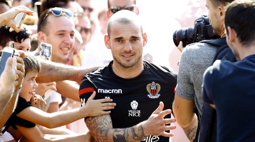Sneijder, delirio dei tifosi per il primo allenamento con il Nizza