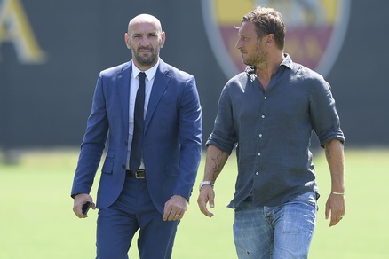 Monchi-Totti, botta e risposta su Twitter