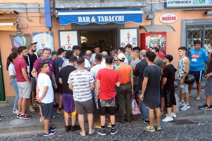 Napoli, è corsa al biglietto: che folla nelle ricevitorie
