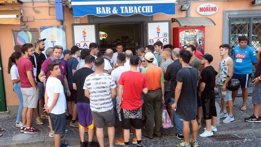 Napoli, è corsa al biglietto: che folla nelle ricevitorie